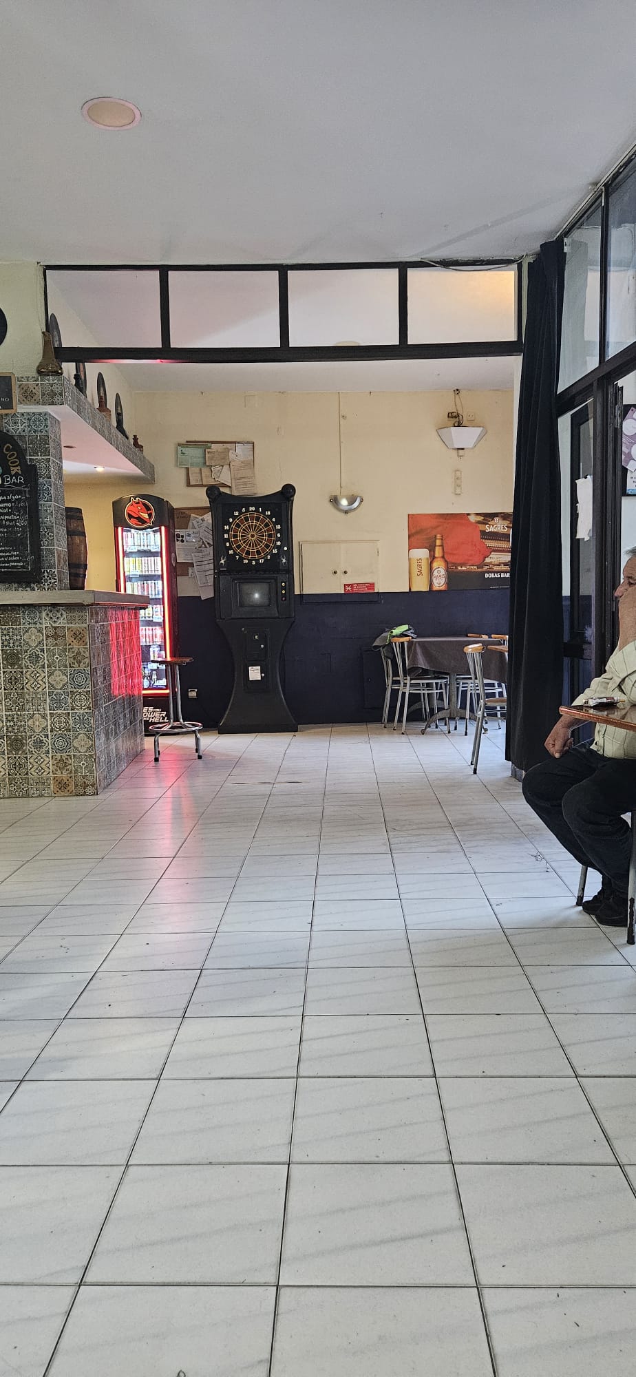 Interior do Dokas Bar