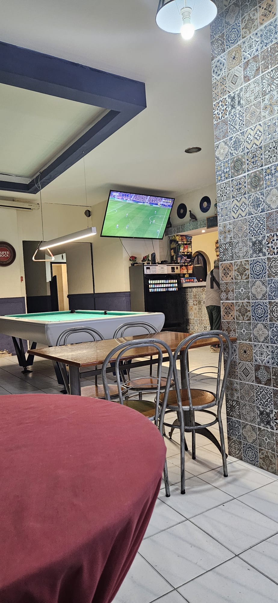 Interior do Dokas Bar